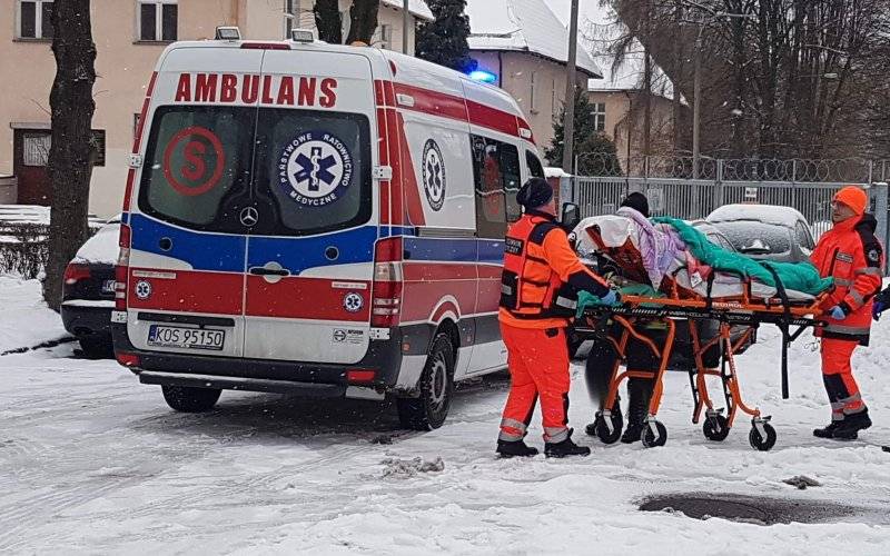 Rodzina z Oświęcimia podtruta tlenkiem węgla. Nastolatka śmigłowcem LPR trafi do szpitala z komorą hiperbaryczną. FILM, ZDJĘCIA!