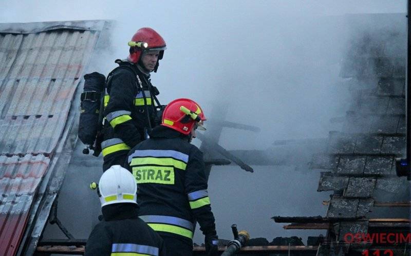 Pożar budynków mieszkalnych w bliźniaczej zabudowie. ZDJĘCIA, FILM!
