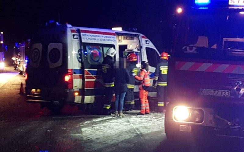 Dwa pojazdy zderzyły się w Bobrku. Wśród poszkodowanych dzieci. ZDJĘCIA, FILM!