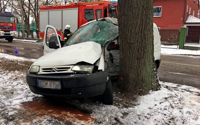 Wypadek w Kętach. Aby ewakuować kierowcę strażacy użyli narzędzi hydraulicznych. ZDJĘCIA!