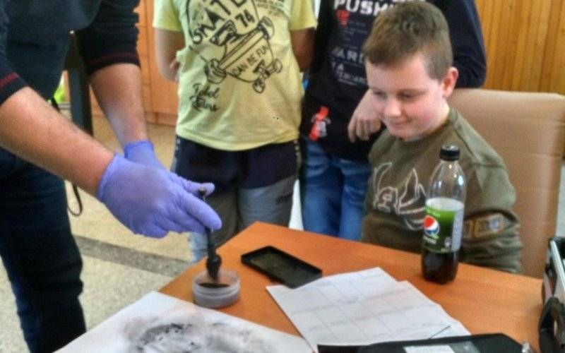 „Bezpieczne Ferie 2019”. Technik kryminalistyki na spotkaniu z dziećmi w bibliotece – ZDJĘCIA!