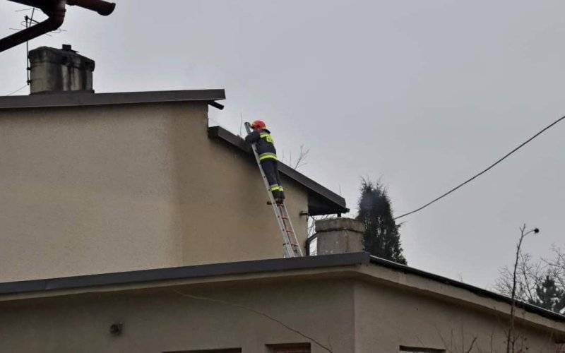 Pięć zastępów straży pożarnej gasiło pożar na poddaszu budynku. ZDJĘCIA!
