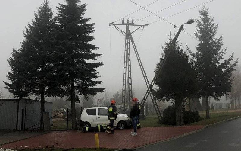 Słup energetyczny stanął na drodze Fiata Cinquecento – ZDJĘCIA!