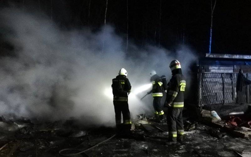 Pożar przyczepy kempingowej, w której mieszkały osoby bezdomne – ZDJĘCIA!