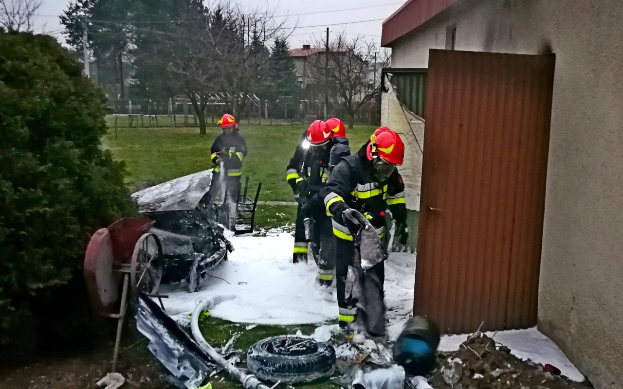 Pożar garażu w Oświęcimiu, zapalił się samochód – ZDJĘCIA, FILM!