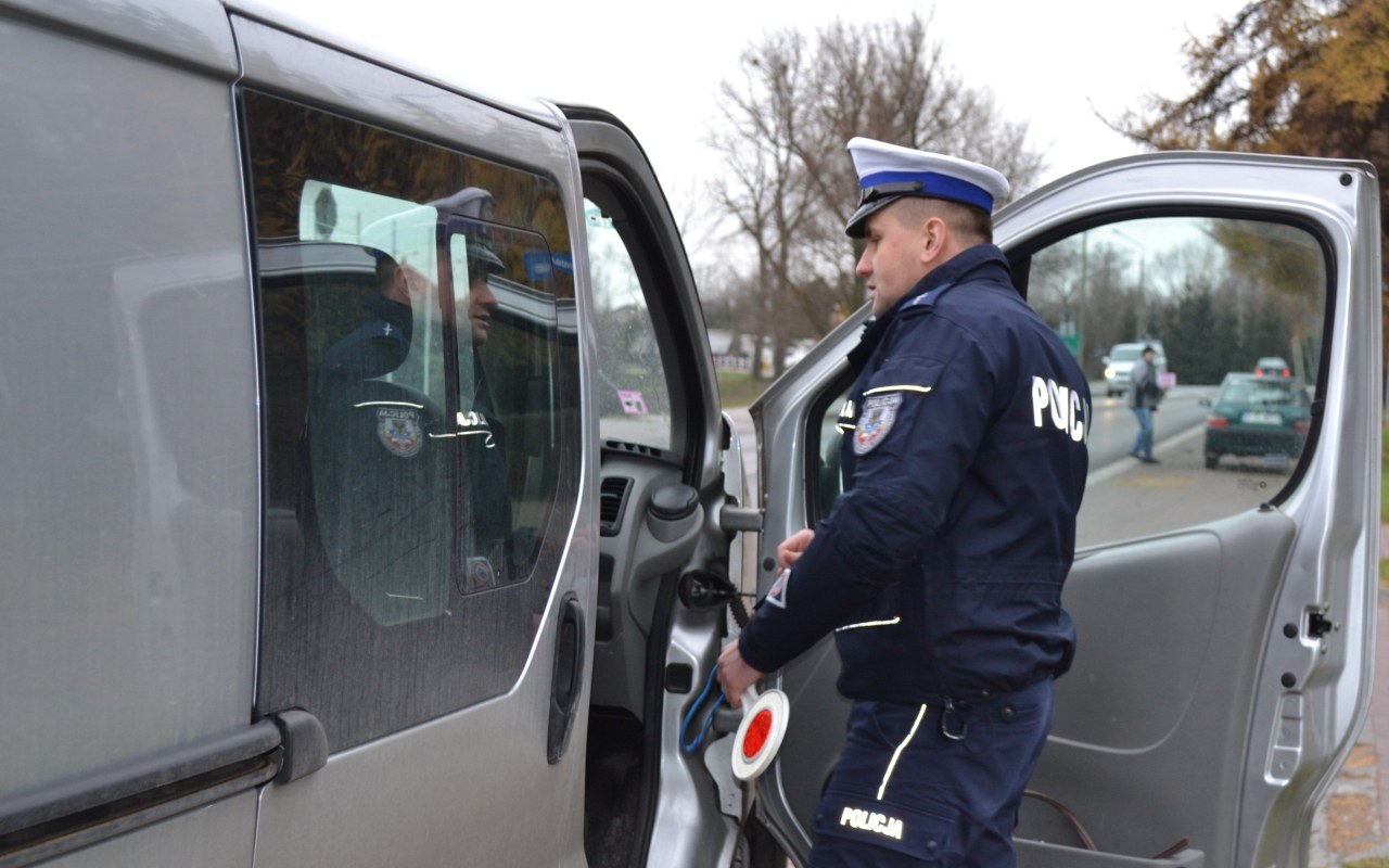 Nowa Wieś. Jechał dostawczakiem z cofniętymi uprawnieniami