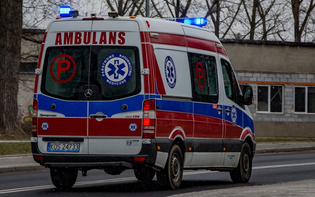 Rowerzysta uderzył w samochód. Trafił do szpitala ale … nie wie jak się nazywa