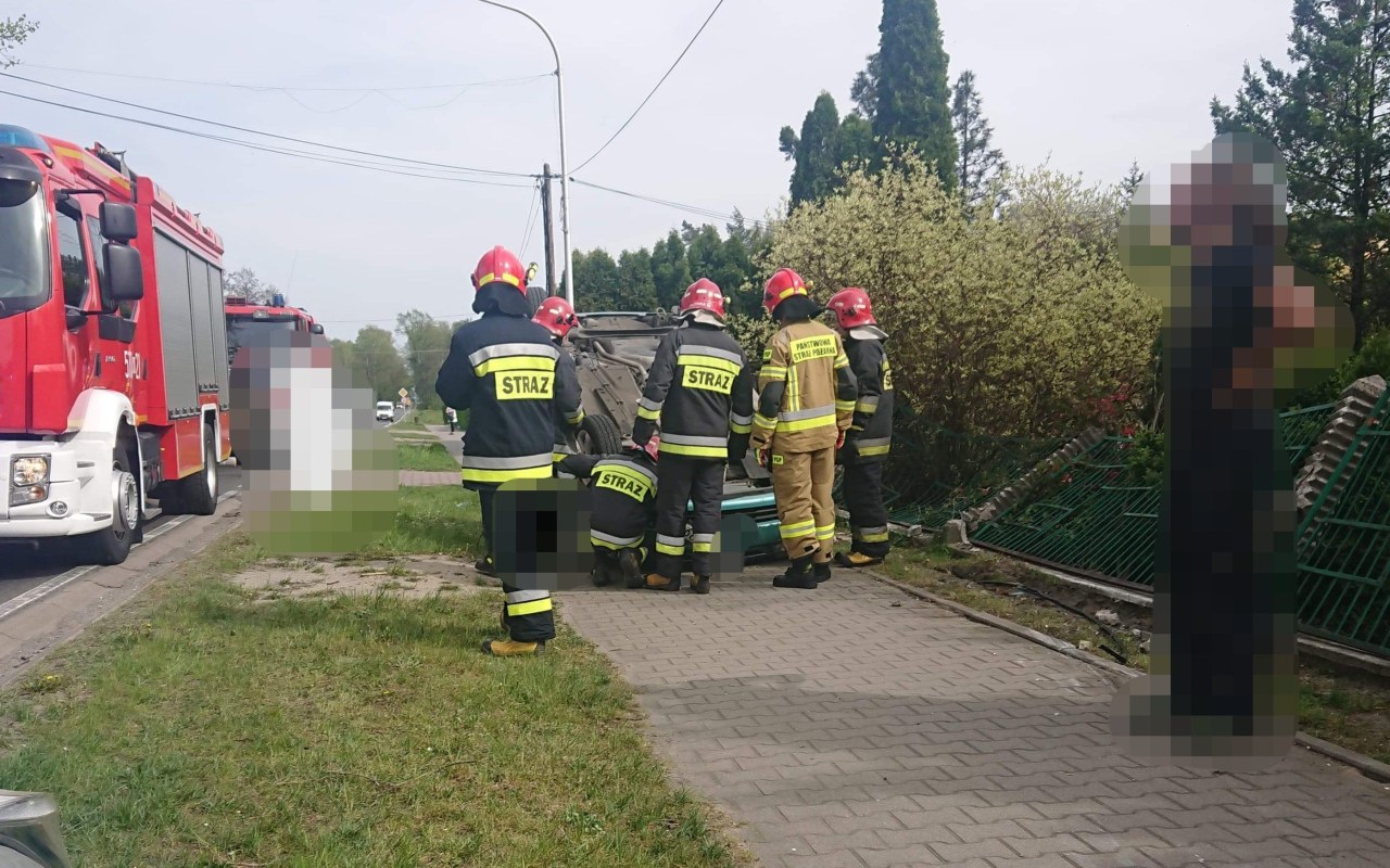 Wypadek w Chełmku, jeden z pojazdów dachował. Droga zablokowana – ZDJĘCIA !