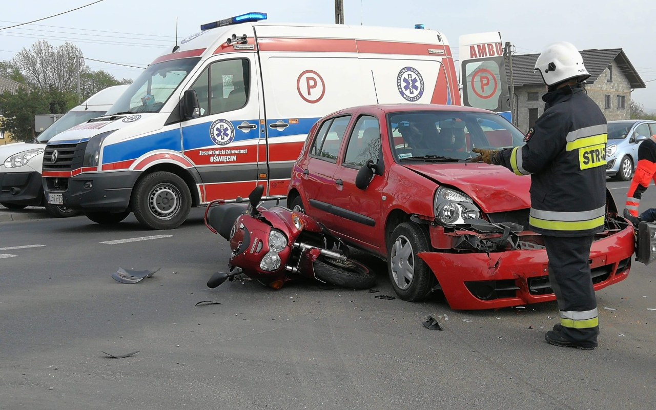 UWAGA ! Wypadek z udziałem motocykla w Bielanach. Droga na Kęty zablokowana – ZDJĘCIA!