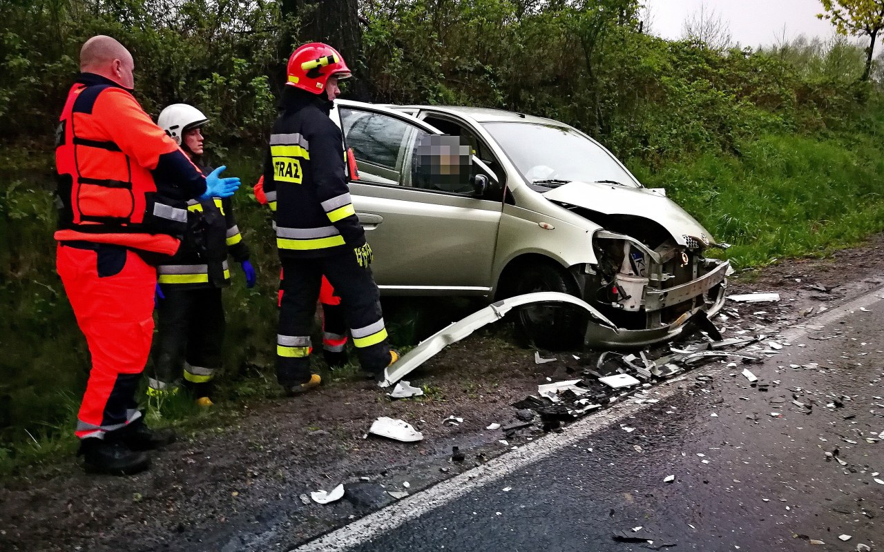 AKTUALIZACJA: Dwa zdarzenia na DK44. Dachowanie samochodu oraz zderzenie ciężarówki z osobówką – FILM, ZDJĘCIA!