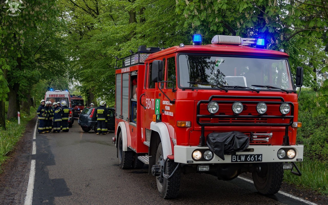 Zdarzenie drogowe w Polance Wielkiej. Samochód uderzył w drzewo – FILM, ZDJĘCIA!