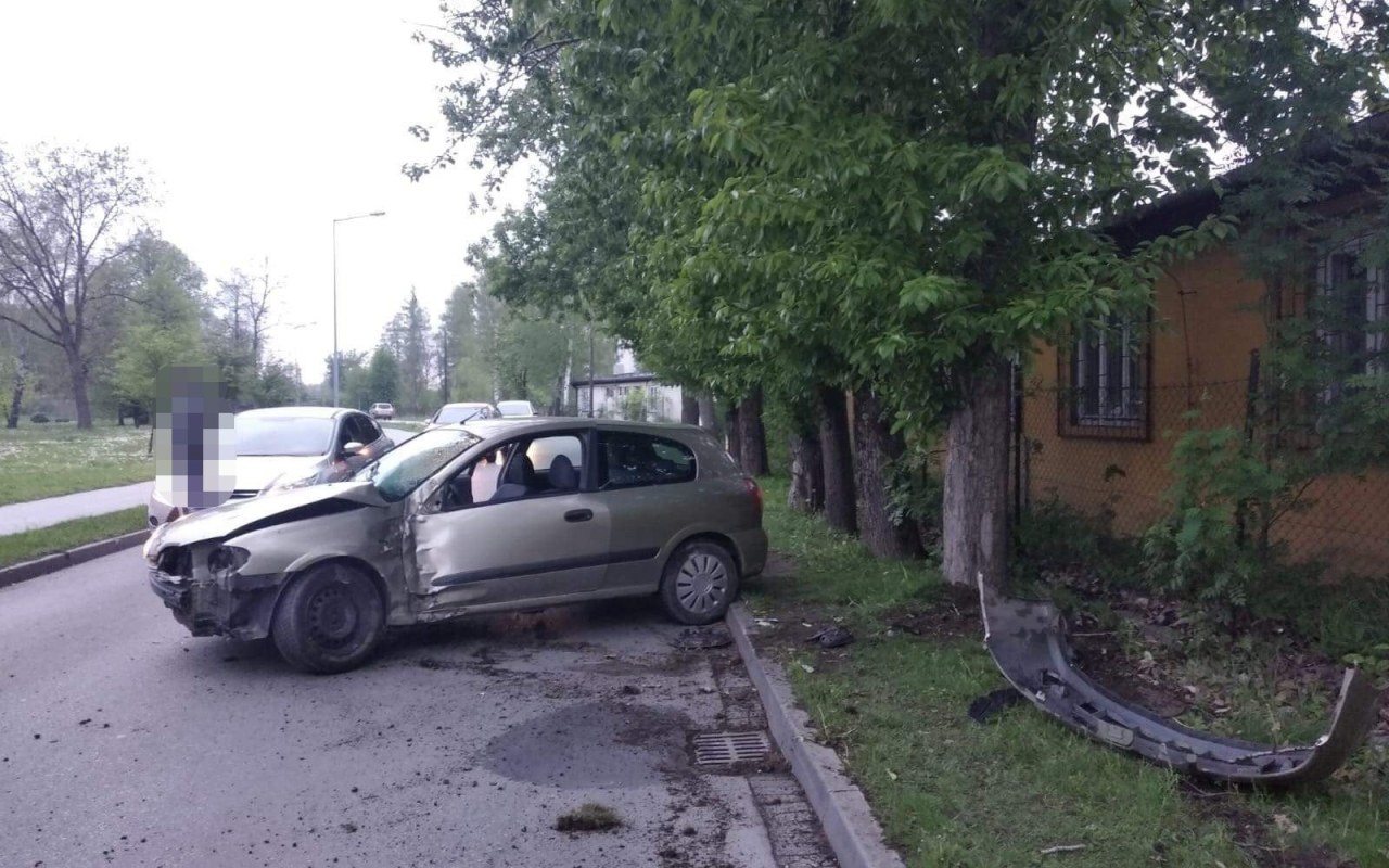 Samochód uderzył w drzewo. Kierujący miał w organizmie blisko 3 promile alkoholu – ZDJĘCIA!