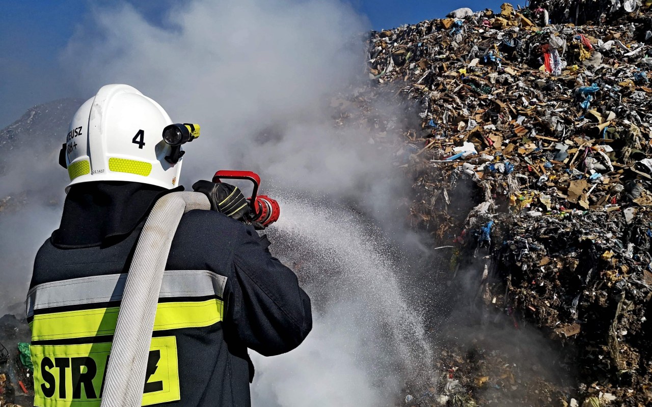 Pożar na składowisku odpadów w Brzeszczach – ZDJĘCIA!