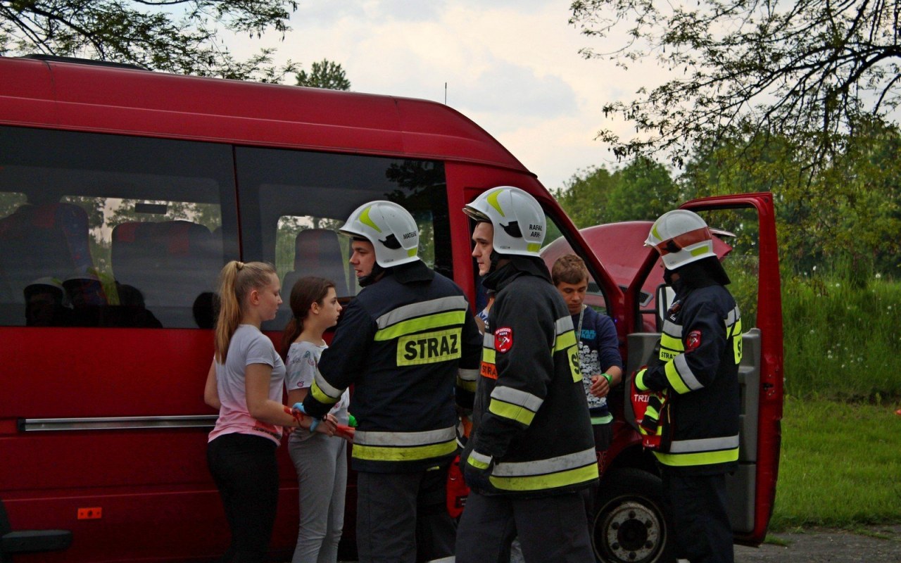 Wypadek z udziałem busa i samochodu osobowego, ćwiczenia w Gminie Brzeszcze FOTO, FILM