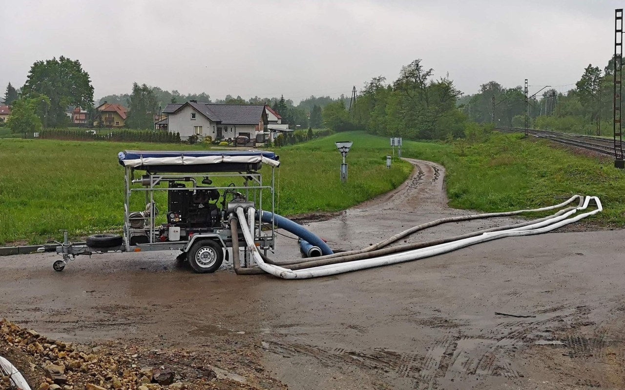 Silne opady deszczu. W działaniach kilka zastępów straży. W nocy kolejna fala opadów – ZDJĘCIA!