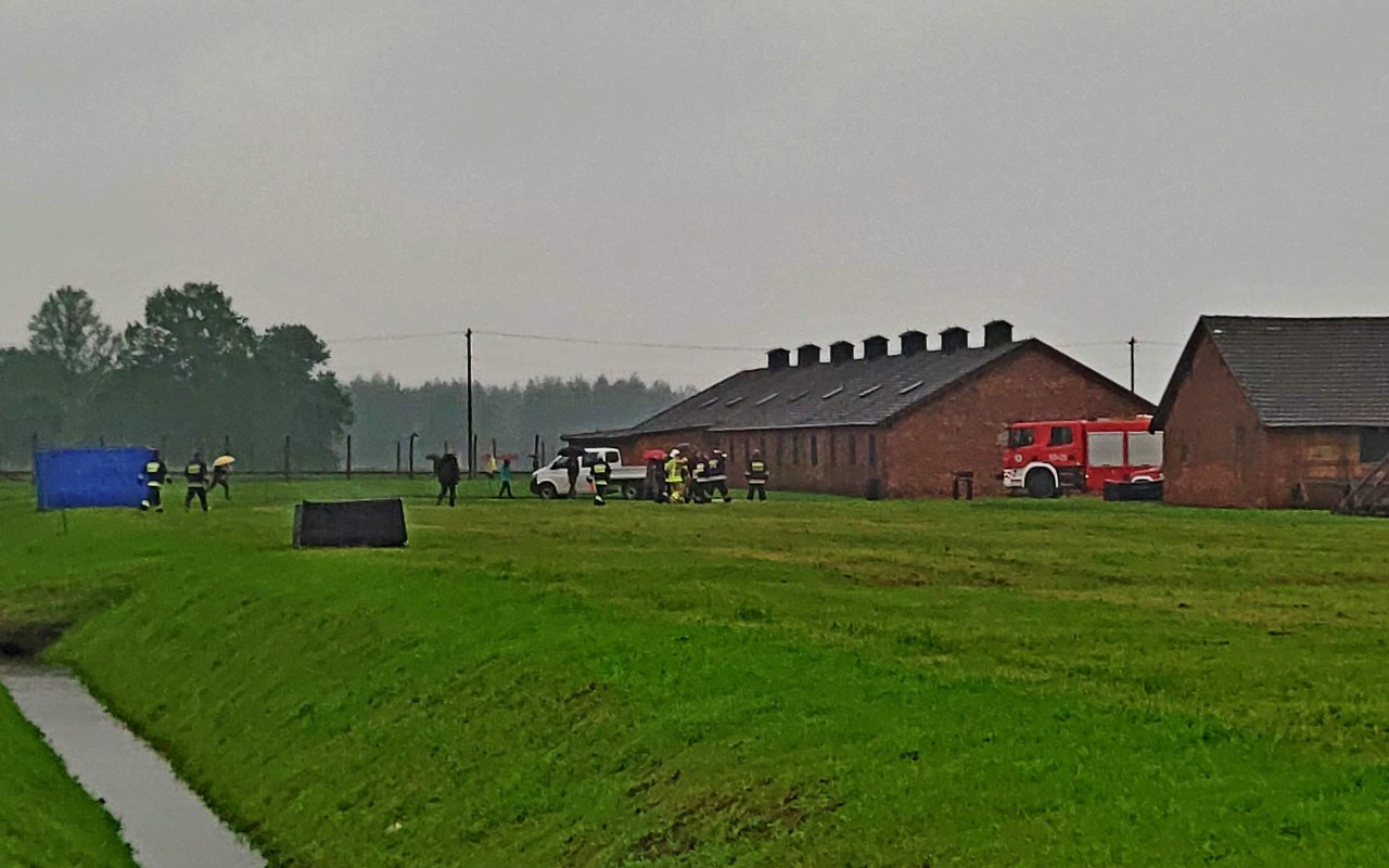 Strażacy pracują na terenie byłego obozu koncentracyjnego w Brzezince – ZDJĘCIA, FILM!