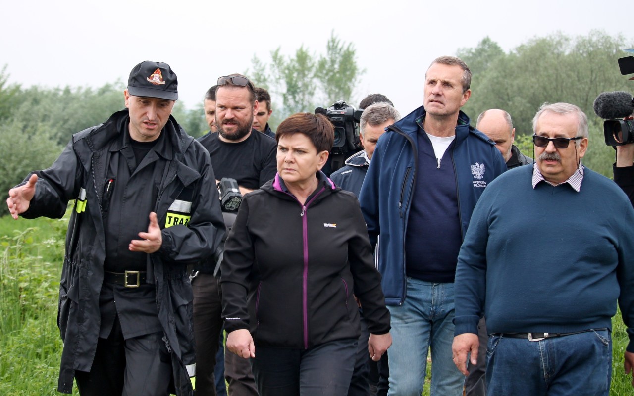 Wicepremier Beata Szydło oraz Minister Infrastruktury odwiedzili tereny na których pracują strażacy – ZDJĘCIA!