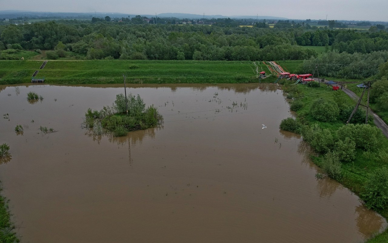 Strażacy bronią oczyszczalni w Podolszu – FILM, ZDJĘCIA!