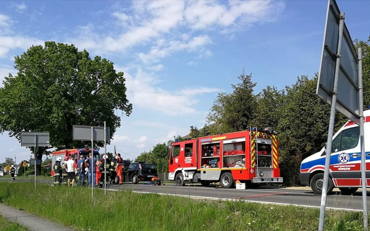 Wypadek w Bielanach. Strażacy użyli narzędzi hydraulicznych do ewakuacji – ZDJĘCIA!