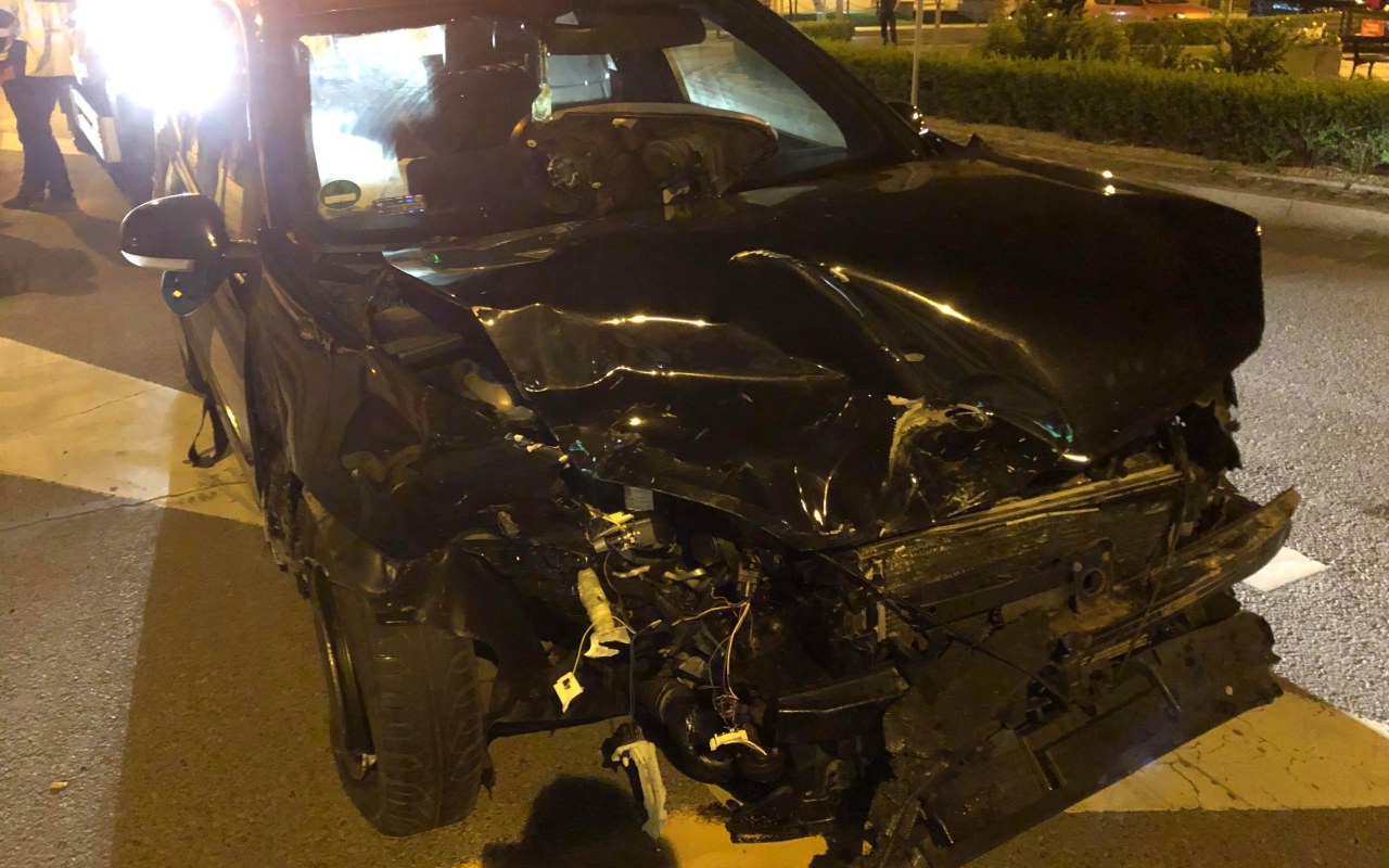 Dwa samochody osobowe zderzyły się w nocy na Rynku w Kętach – ZDJĘCIA!