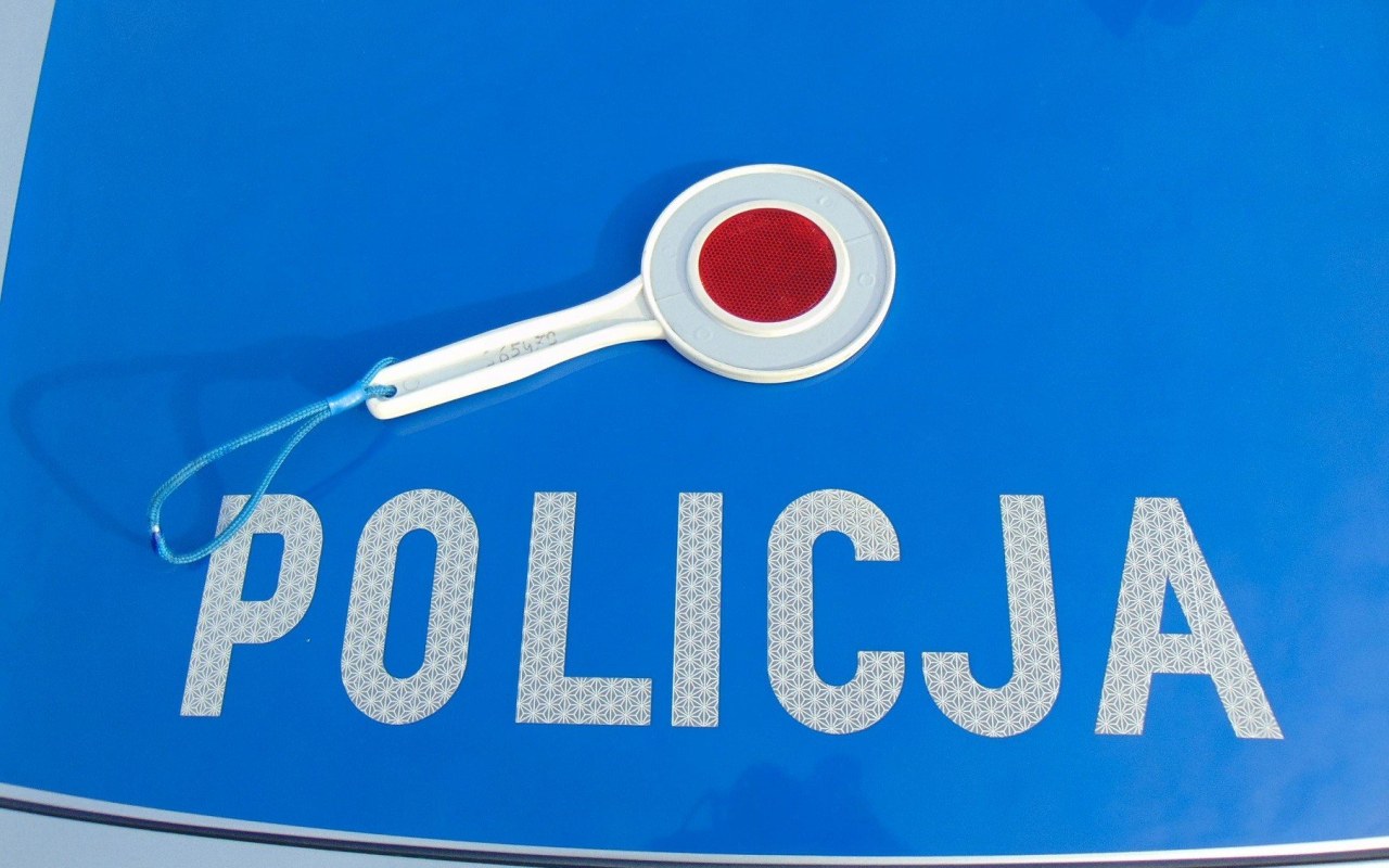 Mając 2,5 promila alkoholu próbował ominąć drzewo. Bezskutecznie…