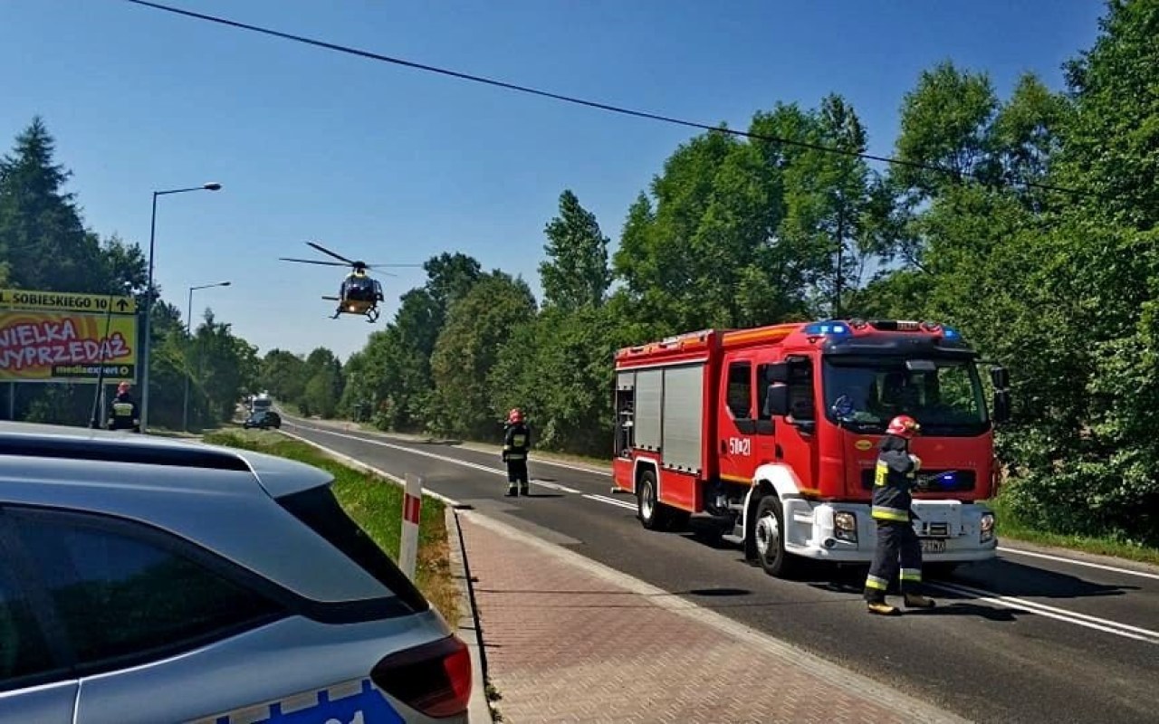 Wypadek w Bulowicach. Na miejscu wylądował śmigłowiec LPR. Osoby uwięzione w samochodzie – ZDJĘCIA, FILM!