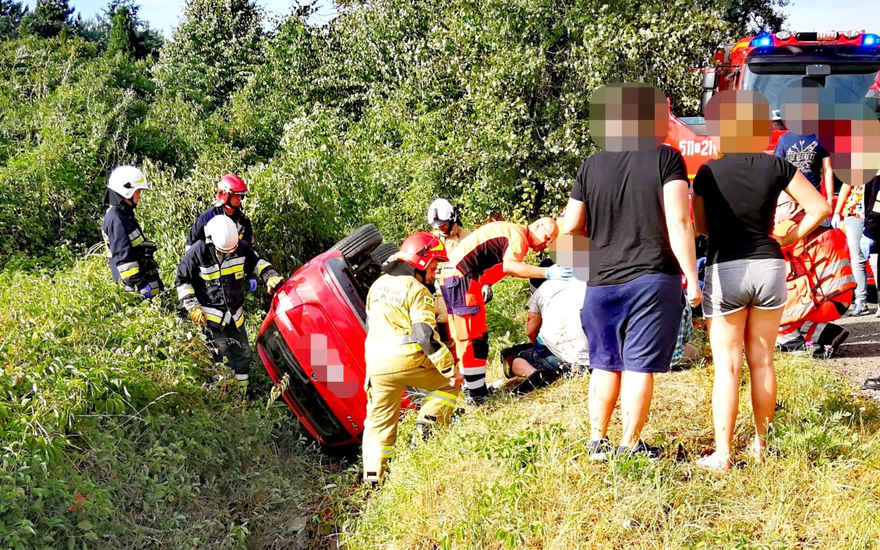 Dachowanie samochodu na DW933 w Oświęcimiu – ZDJĘCIA!