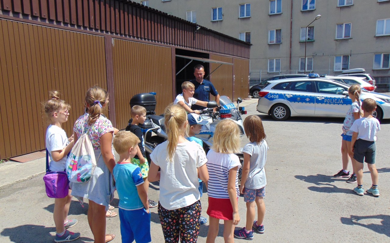 Półkoloniści zwiedzili oświęcimską komendę Policji w ramach akcji „Bezpieczne Wakacje”