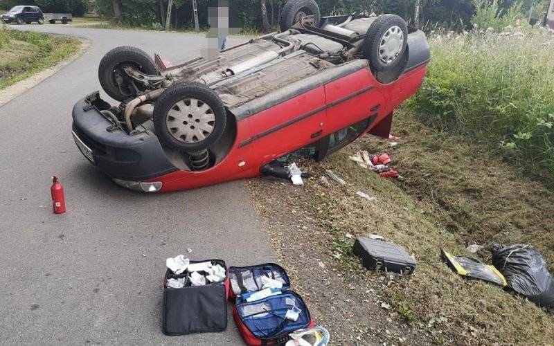 Dachowanie na lokalnej drodze w Brzeszczach – ZDJĘCIA!