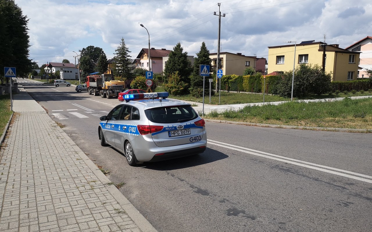 Wypadek w Brzeszczach. Samochód osobowy uderzył w rowerzystę – ZDJĘCIA!