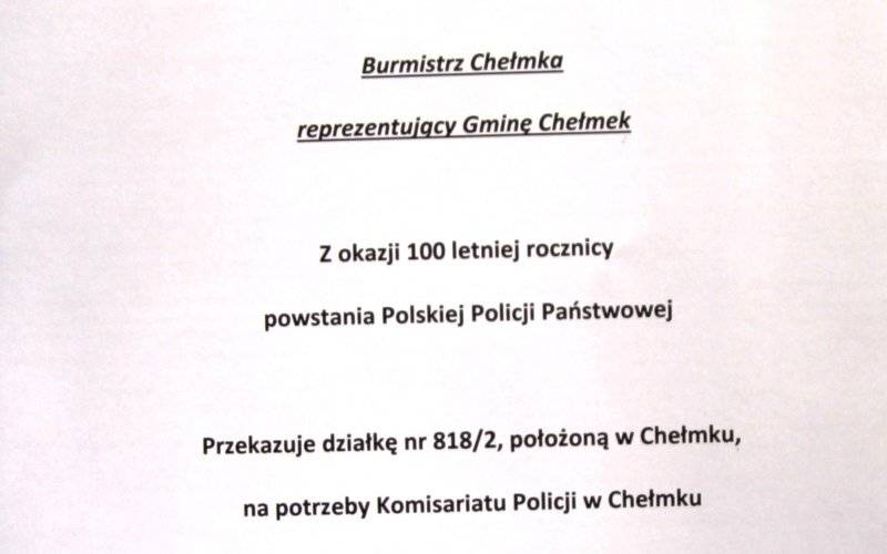 Policjanci otrzymali prezent na Święto Policji. Jest to działka pod budowę parkingu