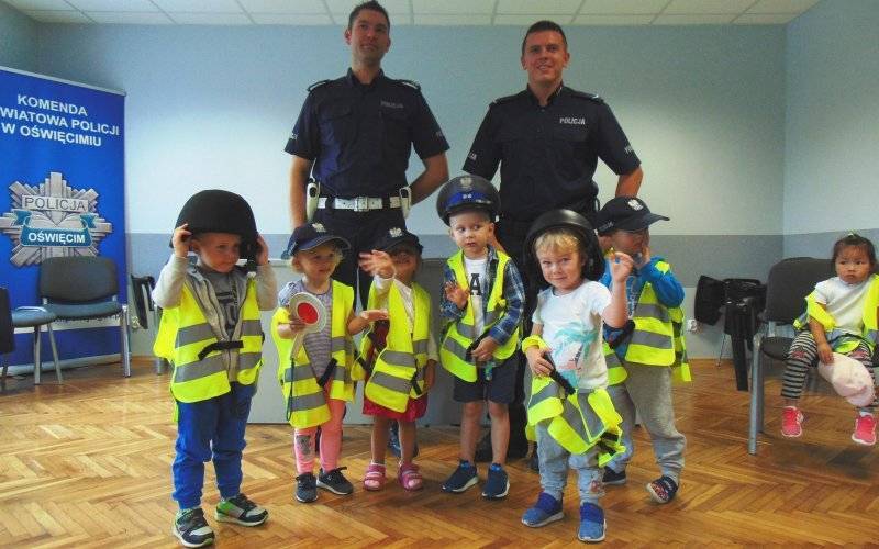 Odblaskowe Maluszki z „Fair Play” z wizytą u policjantów