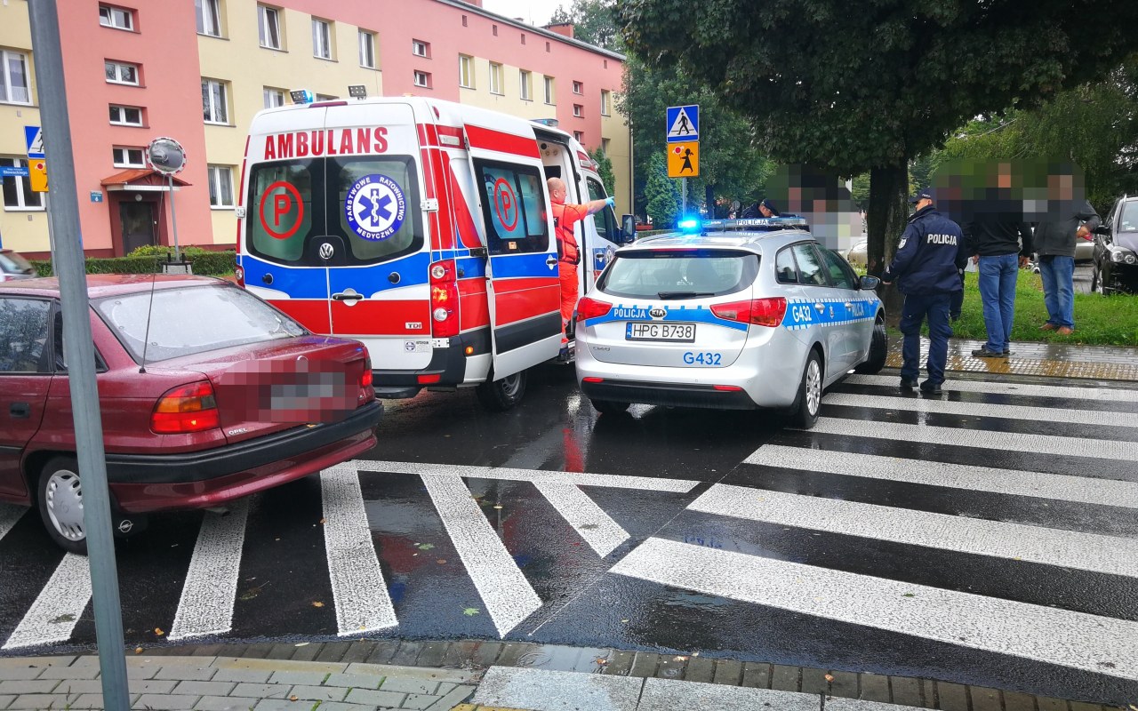 Nastolatek potrącony na przejściu przez samochód, którym kierował 84-letni mężczyzna – ZDJĘCIA!