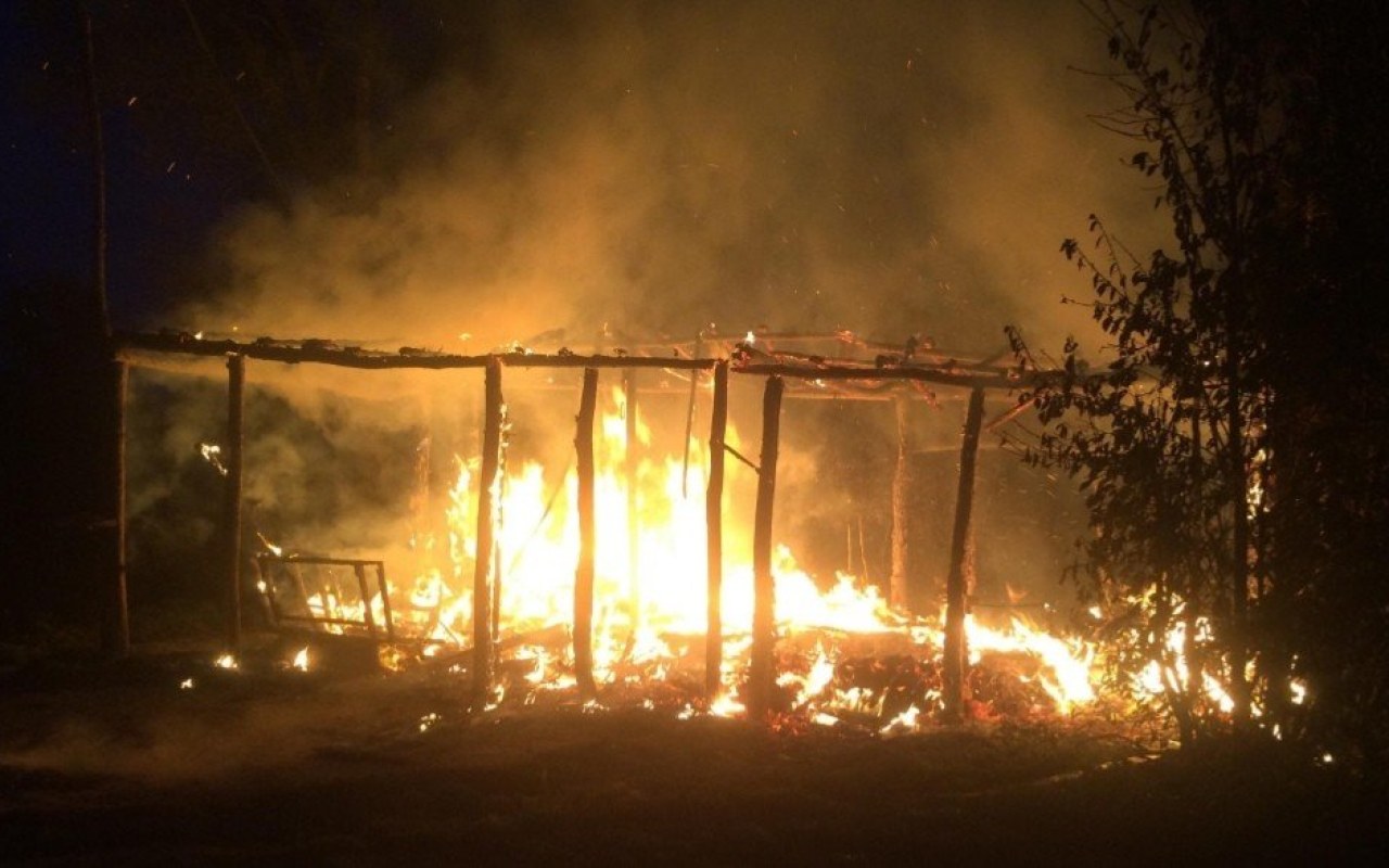 Pożar drewnianej wiaty w Zasolu – ZDJĘCIA!