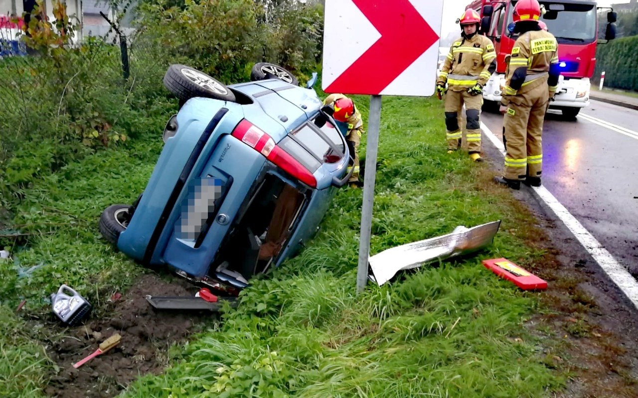 Dachowanie samochodu osobowego w Przeciszowie