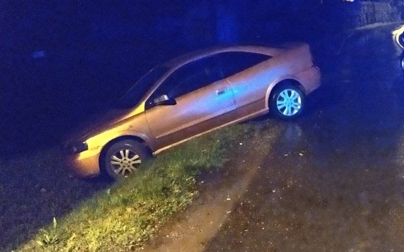 Wpadł samochodem do rowu, bo miał blisko 3 promile. 24-latek ma już sądowy zakaz kierowania pojazdami