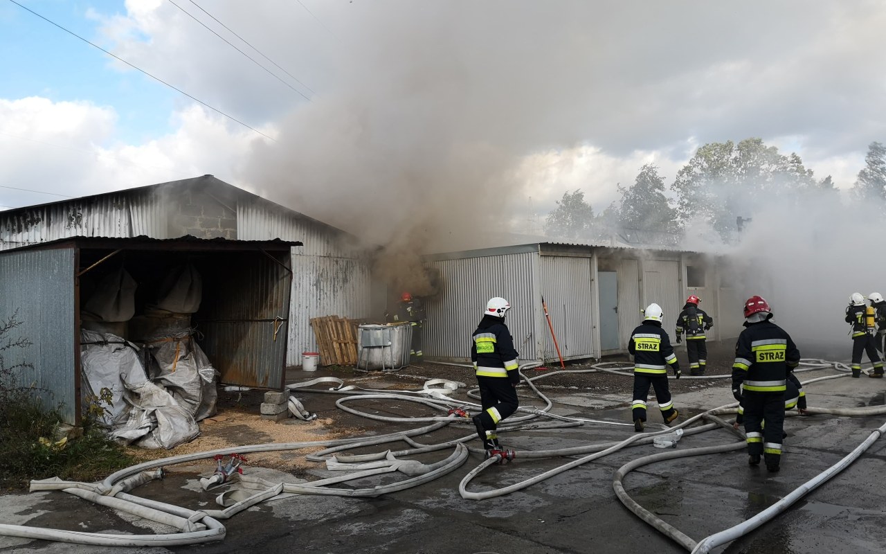 Poważny pożar w Brzeszczach. W akcji kilka zastępów straży pożarnej – ZDJĘCIA, FILM!