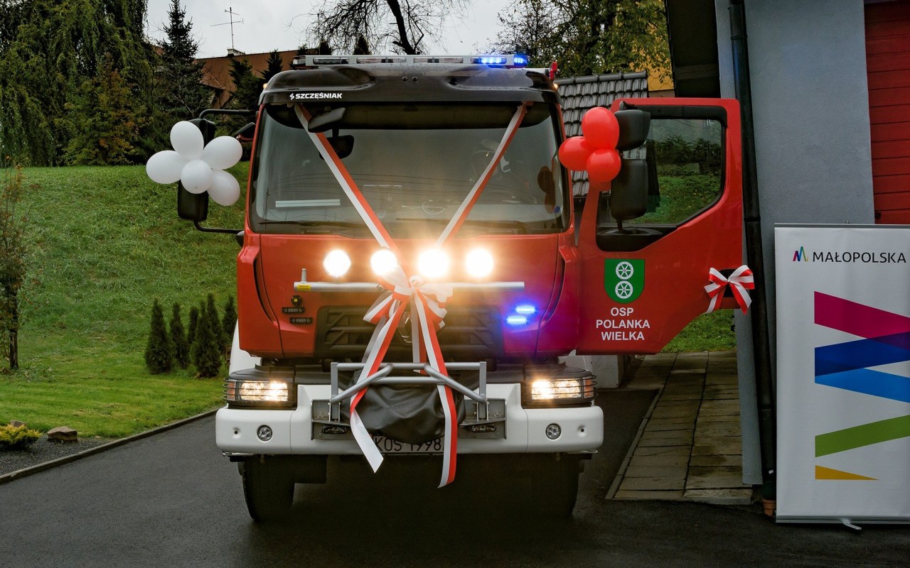Najnowsze samochody pożarnicze oficjalnie przekazane. Wkrótce kilka OSP wzbogaci się o kolejne – ZDJĘCIA!