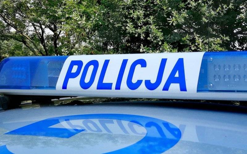Złodziej zerwał kobiecie torebkę z ramienia i zbiegł. Poszukiwani świadkowie zdarzenia