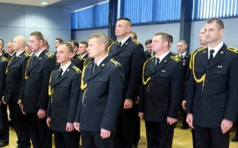 Strażacy KP PSP w Oświęcimiu awansowani na wyższe stopnie służbowe podczas zbiórki z Okazji Narodowego Święta Niepodległości