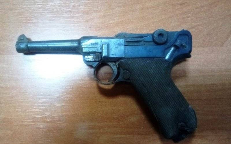 Policjanci zabezpieczyli pistolet z 1918 roku