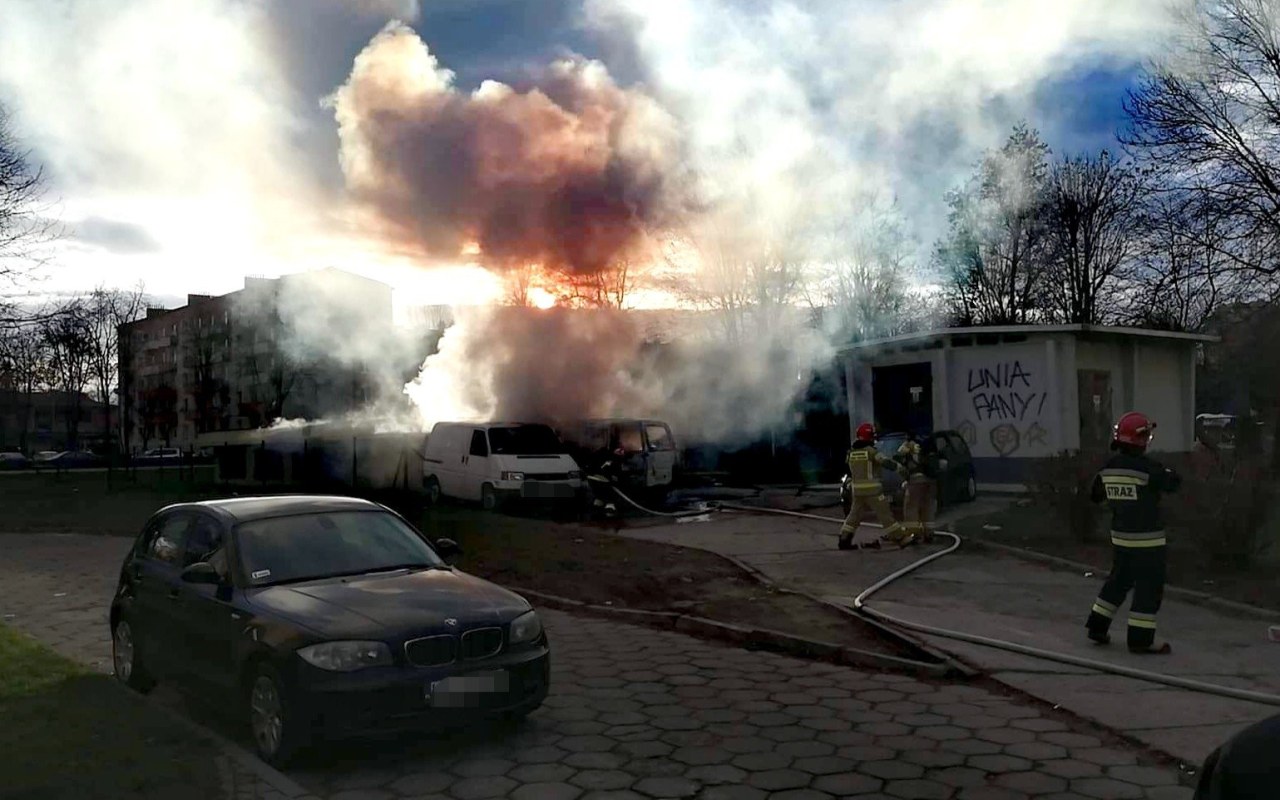 Pożar samochodów w Oświęcimiu. Trwa akcja gaśnicza – ZDJĘCIA!