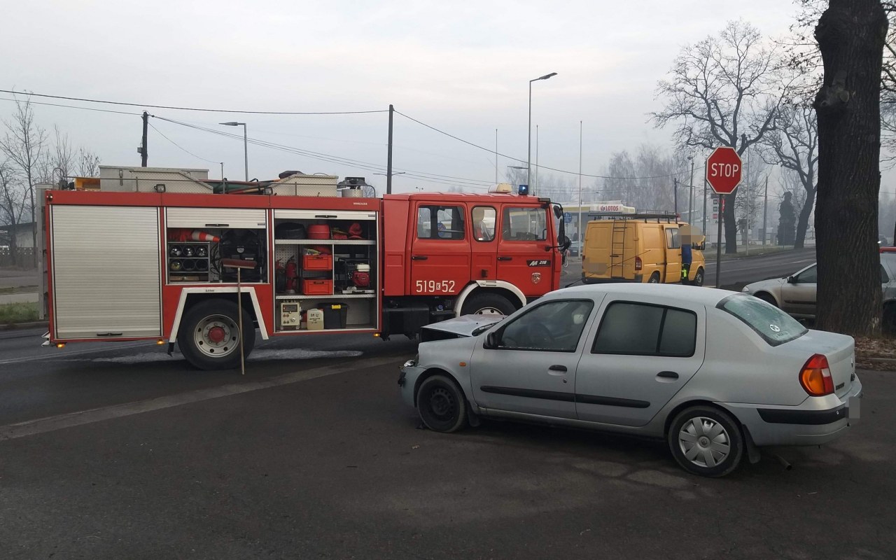 Zderzenie dwóch pojazdów w Brzeszczach. Jedna osoba trafiła do szpitala – ZDJĘCIA!