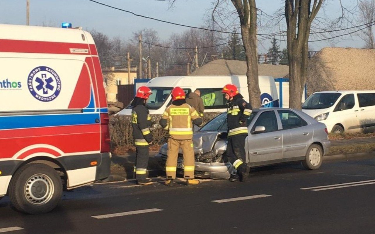 Zdarzenie drogowe w Oświęcimiu. Utrudnienia w rejonie Dworca PKP i Galerii Niwa – ZDJĘCIA!