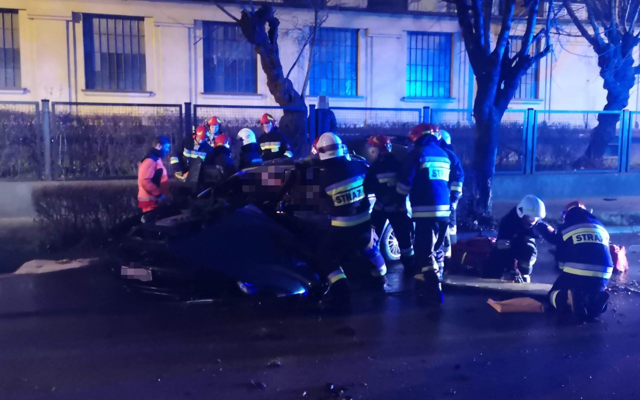 Samochód uderzył w drzewo. Dwie osoby zakleszczone w pojeździe. ZDJĘCIA!