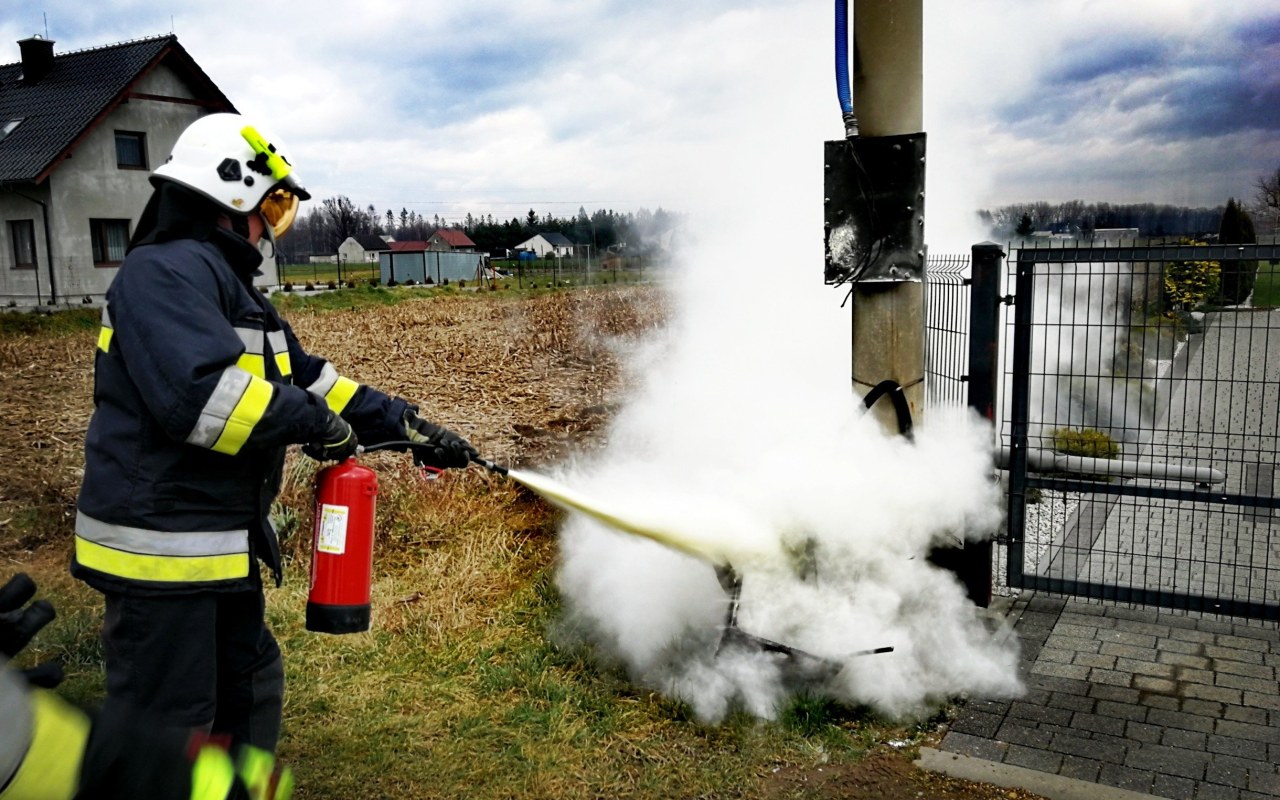 Pożar skrzynki elektrycznej we Włosienicy – ZDJĘCIA!