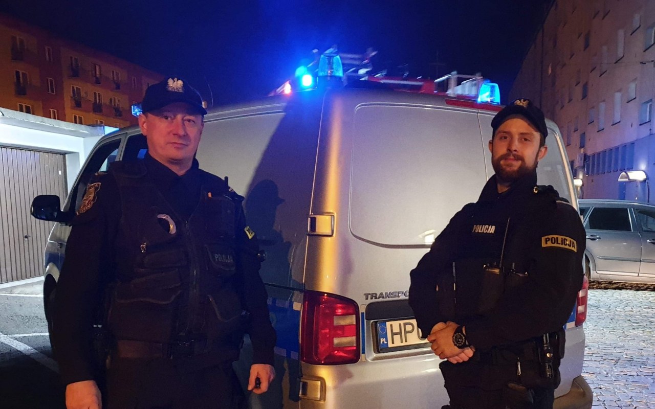 Pożar w bloku mieszkalnym w Oświęcimiu. Policjanci uratowali życie mężczyzny – ZDJĘCIA!