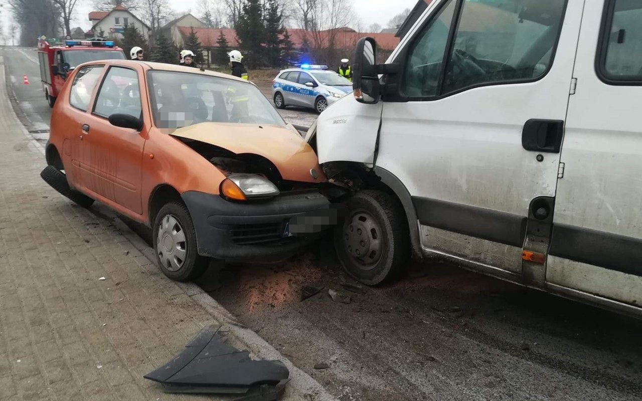 Zderzenie dostawczaka z Seicento w Głębowicach – ZDJĘCIA!