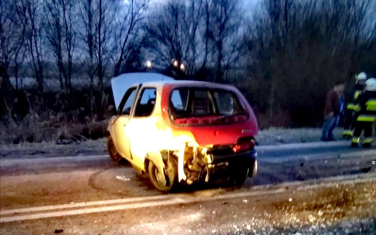 Dwa pojazdy zderzyły się na drodze powiatowej w Przecieszynie – ZDJĘCIA!