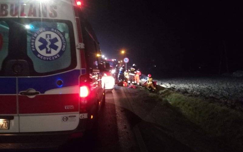 Karambol na DW948. Kilka osób poszkodowanych, jedna uwięziona w pojeździe – ZDJĘCIA!